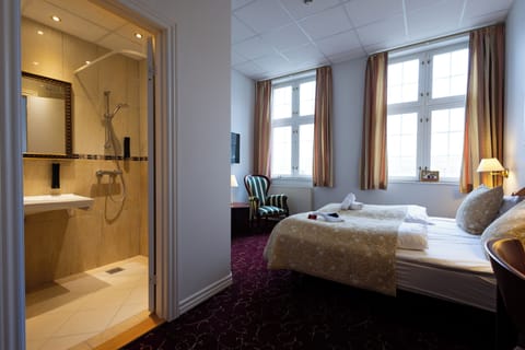 Economy Double Room, 1 Large Twin Bed (140 cm) | Hypo-allergenic bedding, individually furnished, desk