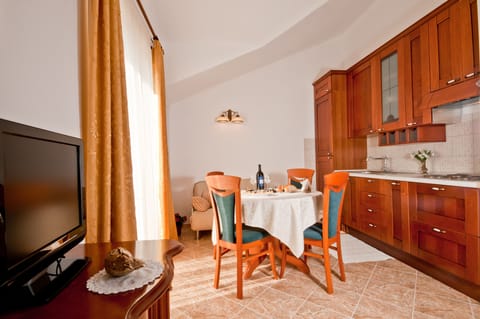 Apartment, 1 Bedroom | In-room dining