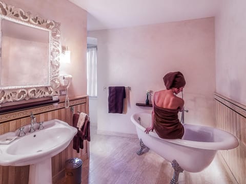 Shower, free toiletries, towels