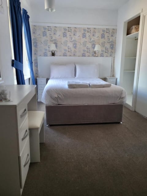 Basic Double Room, Ensuite | Free WiFi, bed sheets, wheelchair access