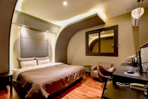 Standard Room (A) | Desk, blackout drapes, soundproofing, iron/ironing board