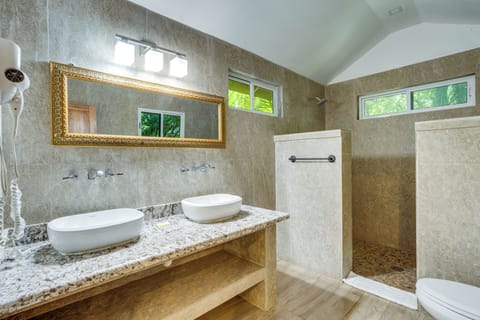 Cabana  | Bathroom | Free toiletries, hair dryer, towels, soap