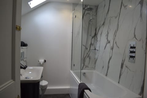 Family Room | Bathroom | Shower, free toiletries, towels