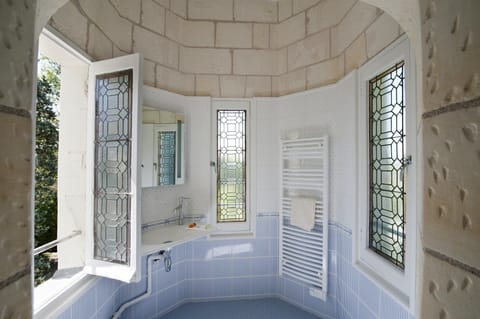 Double Room | Bathroom | Combined shower/tub, free toiletries, hair dryer, towels