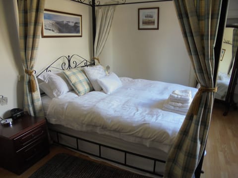 Double Room (4 poster) | Soundproofing, iron/ironing board, free WiFi, bed sheets