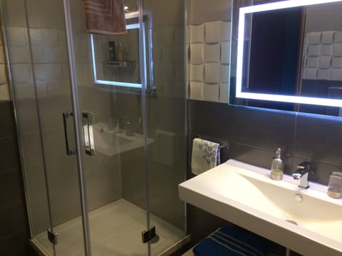 Classic Room, Private Bathroom | Bathroom | Shower, free toiletries, hair dryer, bidet