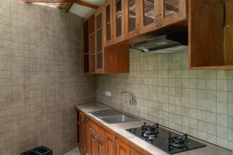 Signature Cottage | Private kitchen | Coffee/tea maker, electric kettle, dining tables