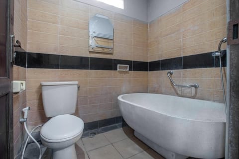 Shower, free toiletries, bidet, towels