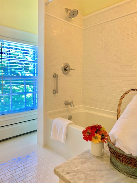 Signature Room, King plus Twin Bed,  Private Bathroom, 3rd floor-stairs,  RM-5 | Bathroom | Combined shower/tub, free toiletries, hair dryer, bathrobes