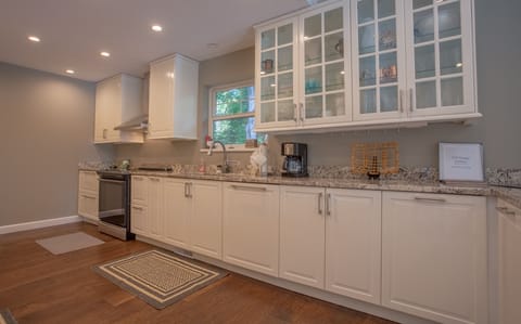 House, 4 Bedrooms | Private kitchen | Fridge, oven, coffee/tea maker, toaster