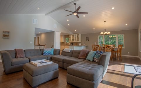 House, 4 Bedrooms | Living area | Smart TV