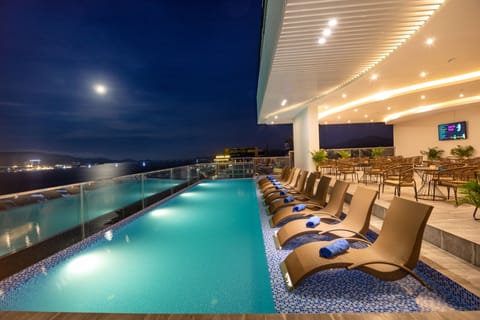 Outdoor pool, an infinity pool, open 6:00 AM to 10:00 PM, sun loungers