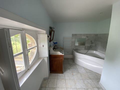 Suite aux Portraits | Bathroom | Free toiletries, hair dryer, towels