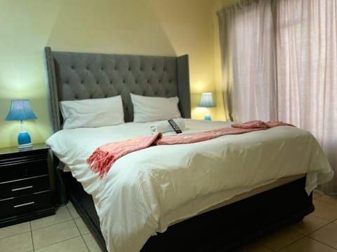 Double Room, 1 Queen Bed | Minibar, in-room safe, blackout drapes, free WiFi