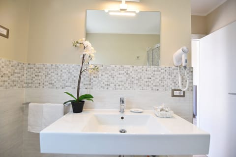 Superior Room | Bathroom | Shower, rainfall showerhead, free toiletries, hair dryer
