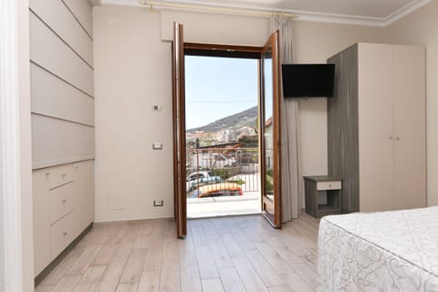 Superior Room | Hypo-allergenic bedding, desk, laptop workspace, free WiFi