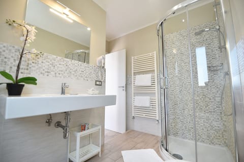 Superior Room | Bathroom | Shower, rainfall showerhead, free toiletries, hair dryer