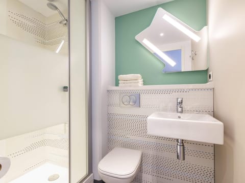 Triple Room, Multiple Beds | Laptop workspace, soundproofing, iron/ironing board, free WiFi