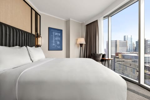 Hypo-allergenic bedding, minibar, in-room safe, desk