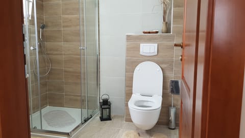 Deluxe Double Room, 1 Queen Bed | Bathroom | Shower, rainfall showerhead, free toiletries, hair dryer