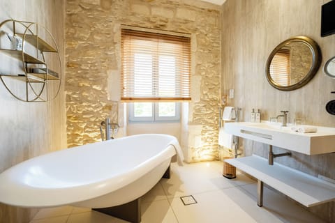 Premium Room | Bathroom | Free toiletries, hair dryer, bathrobes, slippers