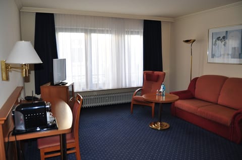 Family Room | Living area | 32-inch flat-screen TV with cable channels, TV, toys