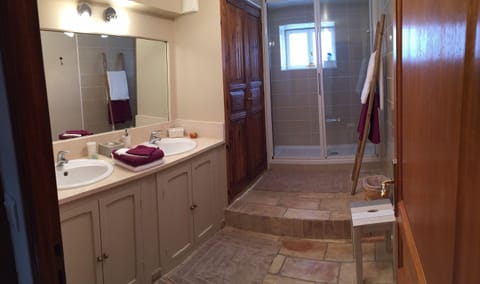 Comfort Triple Room, Ensuite, Garden View (Ninon) | Bathroom | Free toiletries, hair dryer, towels, soap