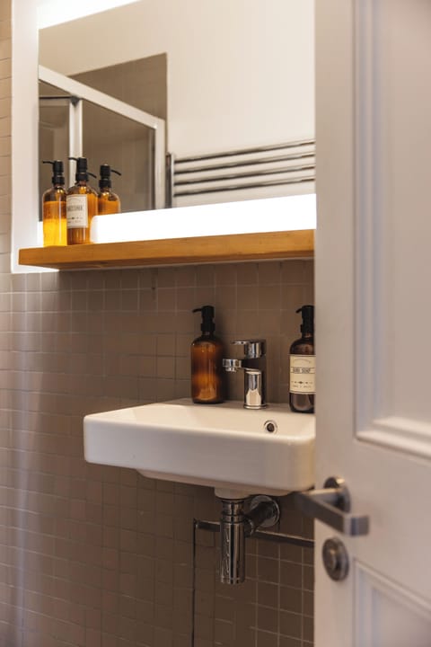 Premium bedding, iron/ironing board, free WiFi, bed sheets