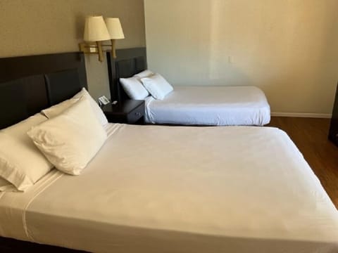 Basic Double Room | Desk, laptop workspace, bed sheets