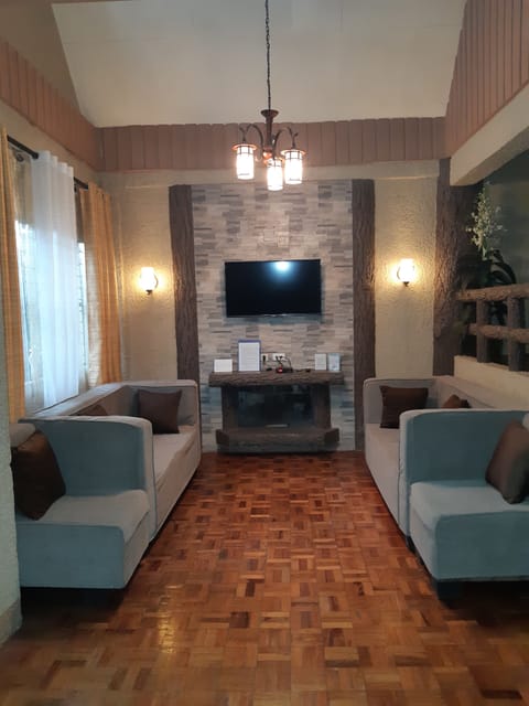 House, 3 Bedrooms | Living area | 32-inch flat-screen TV with cable channels, TV