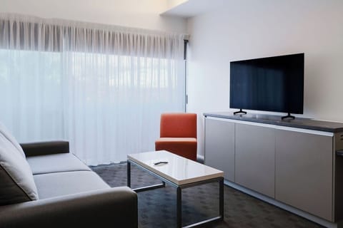 Executive Room, 1 King Bed | Premium bedding, in-room safe, desk, blackout drapes