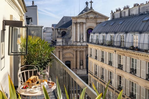 Suite, Balcony | Premium bedding, minibar, in-room safe, individually decorated