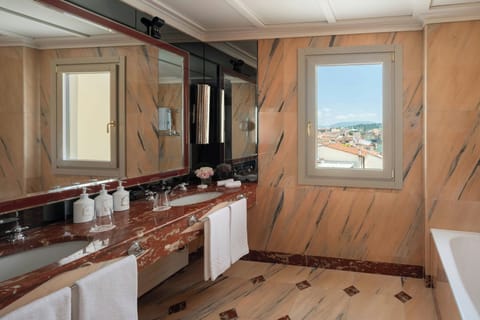 Suite, 1 King Bed, Terrace, River View (Belvedere) | Bathroom | Combined shower/tub, free toiletries, hair dryer, bathrobes