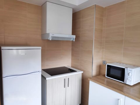 Full-size fridge, microwave, stovetop, cookware/dishes/utensils