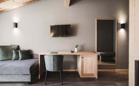 Basic Double Room (Holzschlag) | Living area | 32-inch flat-screen TV with satellite channels, heated floors