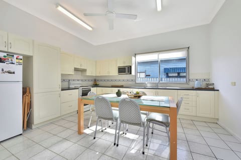 House, 3 Bedrooms | Private kitchen | Full-size fridge, microwave, oven, stovetop