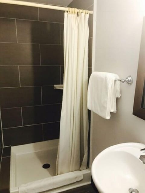 Traditional Suite, 1 Queen Bed, Jetted Tub | Bathroom | Free toiletries, hair dryer, towels
