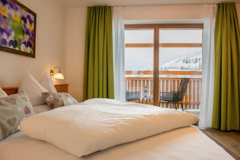 Frette Italian sheets, hypo-allergenic bedding, down comforters