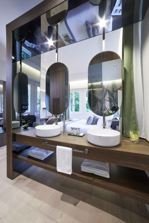 Deluxe Double or Twin Room | Bathroom | Shower, rainfall showerhead, free toiletries, hair dryer