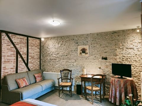 Premium bedding, in-room safe, individually decorated