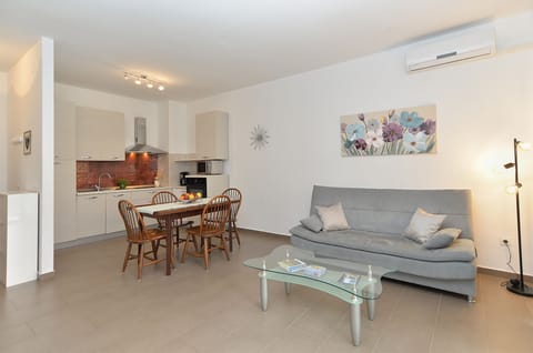 Apartment, 2 Bedrooms (1293/12301) | Living area