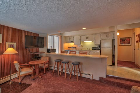 Comfort Apartment, 2 Bedrooms, Hot Tub | Private kitchen | Fridge, microwave, oven, stovetop