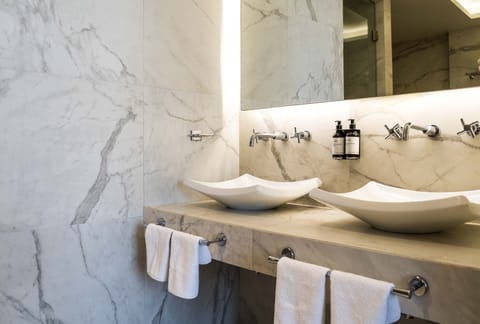 Deluxe Suite, 1 Bedroom, Accessible | Bathroom | Free toiletries, hair dryer, towels, soap