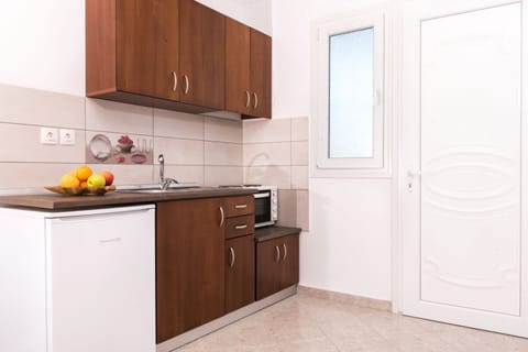 Deluxe Room, Sea View | Private kitchenette | Fridge, oven, stovetop, cookware/dishes/utensils