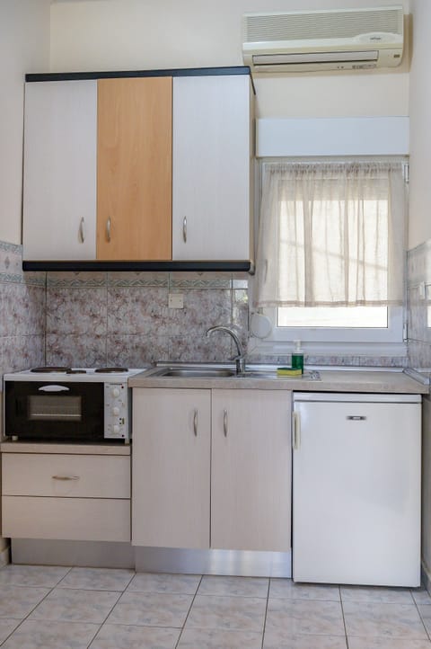 Superior Room | Private kitchen | Fridge, oven, stovetop, cookware/dishes/utensils