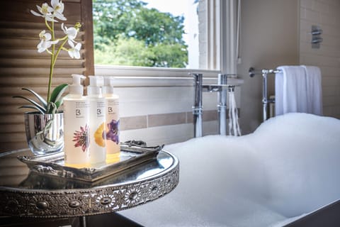 Luxury Double Room | Bathroom | Free toiletries, hair dryer, towels, soap