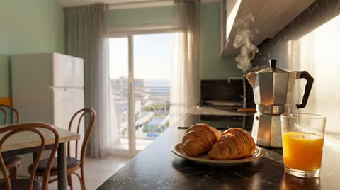 Full-size fridge, microwave, stovetop, coffee grinder