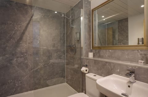 King Double | Bathroom | Free toiletries, hair dryer, towels