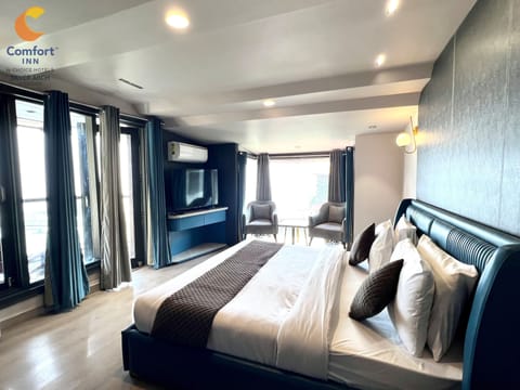 Club Room | 1 bedroom, premium bedding, in-room safe, desk
