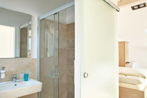 Deluxe Single Room, Non Smoking | Hypo-allergenic bedding, individually decorated, desk, blackout drapes